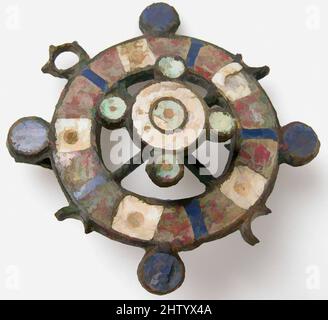 Arte ispirata a Disk Brooch, 100–300, romana, smalto Champlevé, bronzo, Totale: 1 13/16 x 13/16 poll. (4,6 x 2 cm), Enamels-Champlevé, Millefiore smaltatura era ampiamente popolare in Gallia, dove era spesso usato per decorare covali e vasi a disco. In questa tecnica, l'artista fonde, opere classiche modernizzate da Artotop con un tuffo di modernità. Forme, colore e valore, impatto visivo accattivante sulle emozioni artistiche attraverso la libertà delle opere d'arte in modo contemporaneo. Un messaggio senza tempo che persegue una nuova direzione selvaggiamente creativa. Artisti che si rivolgono al supporto digitale e creano l'NFT Artotop Foto Stock