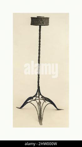 Arte ispirata da Candlestick, 15th secolo, europeo, ferro, tuta: 66 1/2 x 38 pollici (168,9 x 96,5 cm), ferro metallizzato, opere classiche modernizzate da Artotop con un tuffo di modernità. Forme, colore e valore, impatto visivo accattivante sulle emozioni artistiche attraverso la libertà delle opere d'arte in modo contemporaneo. Un messaggio senza tempo che persegue una nuova direzione selvaggiamente creativa. Artisti che si rivolgono al supporto digitale e creano l'NFT Artotop Foto Stock