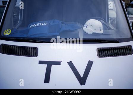 Przemysl, Polonia. 03rd Mar 2022. Una giacca in flak e un casco si trovano sul cruscotto di un OB van della televisione fuori dalla stazione ferroviaria di Przemysl vicino al confine ucraino-polacco. Credit: Kay Nietfeld/dpa/Alamy Live News Foto Stock