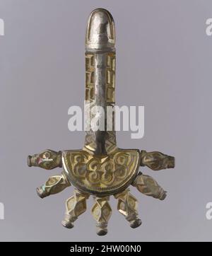 Arte ispirata da Bow Brooch, fine 5th-inizio 6th secolo, Alemannic, argento-dorato, totale: 3 7/16 x 2 5/16 x 1/2 pollici. (8,8 x 5,8 x 1,2 cm), in metallo-Argento, il sopracciglio di prua era una componente del vestito di molte donne germaniche. In territorio franco le spille erano generalmente indossate a coppie, come, opere classiche modernizzate da Artotop con un tuffo di modernità. Forme, colore e valore, impatto visivo accattivante sulle emozioni artistiche attraverso la libertà delle opere d'arte in modo contemporaneo. Un messaggio senza tempo che persegue una nuova direzione selvaggiamente creativa. Artisti che si rivolgono al supporto digitale e creano l'NFT Artotop Foto Stock