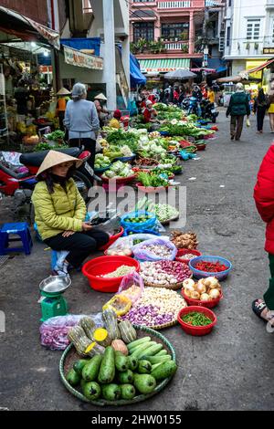 DALAT, LAM DONG, VIETNAM - 05 dicembre 2019: Mercato di strada del sud-est asiatico prima dello scoppio della pandemia di Covid-19. Foto Stock