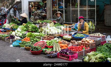 DALAT, LAM DONG, VIETNAM - 05 dicembre 2019: Mercato di strada del sud-est asiatico prima dello scoppio della pandemia di Covid-19. Foto Stock