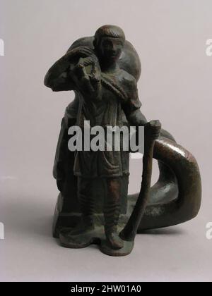 Arte ispirata a Bollard con un pescatore, inizio 5th secolo, made in Italy, tardo romano o bizantino, Bronzo, totale: 7 1/16 x 5 7/8 x 4 13/16 pollici. (17,9 x 15 x 12,3 cm), Metalwork-Bronze, questo giovane pescatore, indossando una tunica e stivali, si erge davanti a un pesato bullard, usato per legare, opere classiche modernizzate da Artotop con un tuffo di modernità. Forme, colore e valore, impatto visivo accattivante sulle emozioni artistiche attraverso la libertà delle opere d'arte in modo contemporaneo. Un messaggio senza tempo che persegue una nuova direzione selvaggiamente creativa. Artisti che si rivolgono al supporto digitale e creano l'NFT Artotop Foto Stock