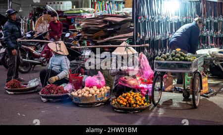 DALAT, LAM DONG, VIETNAM - 05 dicembre 2019: Mercato di strada del sud-est asiatico prima dello scoppio della pandemia di Covid-19. Foto Stock