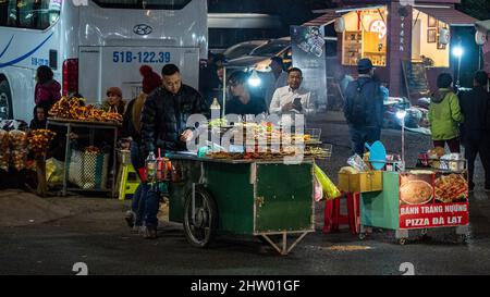 DALAT, LAM DONG, VIETNAM - 05 dicembre 2019: Mercato di strada del sud-est asiatico prima dello scoppio della pandemia di Covid-19. Foto Stock