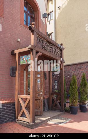 Kaliningrad, Russia - 17 maggio 2021: Ingresso alla torre di osservazione del faro 'Mayak' nel villaggio di pescatori Foto Stock