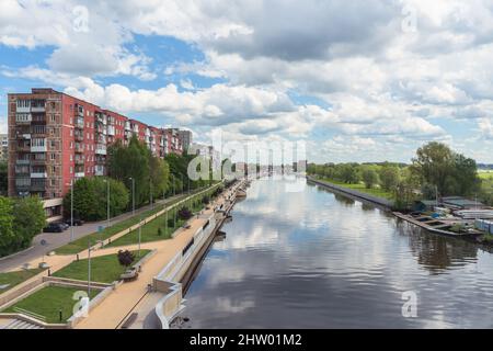 Kaliningrad, Russia - 17 maggio 2021: Vista del terrapieno dei Tributs ammiraglio e del fiume pregolya Foto Stock