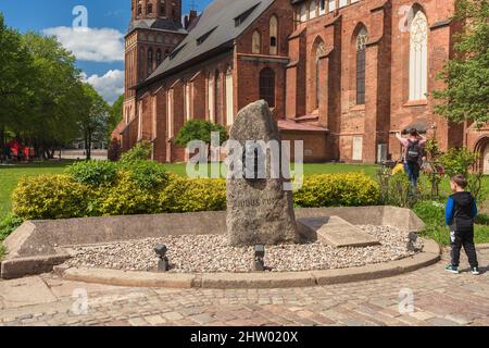 Kaliningrad, Russia - 17 maggio 2021: Monumento di Giulio Rupp e la facciata della cattedrale sull'isola di Kants con fmily che scatta foto Foto Stock