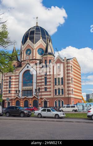 Kaliningrad, Russia - 17 maggio 2021: Nuova sinagoga della facciata di Kaliningrad nella nuvolosa giornata primaverile Foto Stock