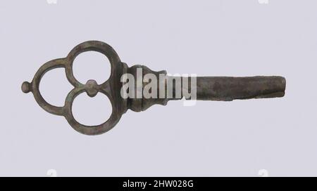 Art Inspired by Key, 15th Century, German, Iron, tuta: 2 3/4 x 1 x 1/2 poll. (7 x 2,5 x 1,2 cm), ferro metallurgico, la decorazione di serrature e chiavi gotiche in ferro era spesso elaborata e del più alto standard di lavorazione. I motivi sono stati spesso tratti dall'architettura gotica, opere classiche modernizzate da Artotop con un tuffo di modernità. Forme, colore e valore, impatto visivo accattivante sulle emozioni artistiche attraverso la libertà delle opere d'arte in modo contemporaneo. Un messaggio senza tempo che persegue una nuova direzione selvaggiamente creativa. Artisti che si rivolgono al supporto digitale e creano l'NFT Artotop Foto Stock