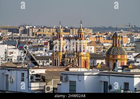 Blick vom Metropol Parasol auf die Kirche Iglesia de San Ildefonso, Sevilla, Andalusia, Spanien | Metropol Parasol vedere la chiesa Iglesia de S Foto Stock