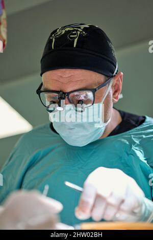 Nella sala operatoria dell'ospedale. Un team internazionale di chirurghi e assistenti professionisti lavora in una moderna sala operatoria. Medici professionisti c Foto Stock