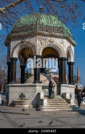 La Fontana tedesca in Piazza Sultanahmet, nel distretto di Fatih di Istanbul, Turchia Foto Stock