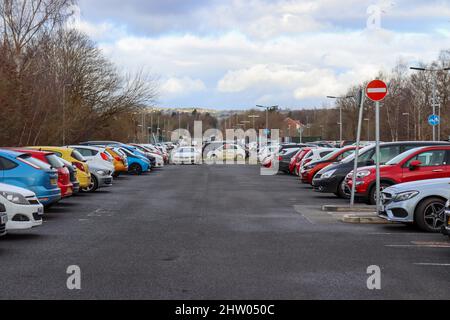 Parcheggio auto pieno di auto al Wrexham Maelor Hospital di Wrexham Foto Stock