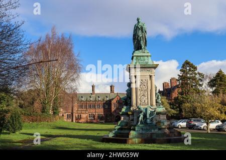 Statua di William Ewart Gladstone fuori dalla Gladstone Library a Hawarden nel Galles del Nord Foto Stock