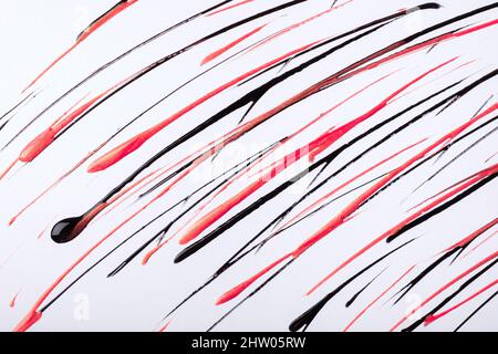 Sottili linee rosse e nere e schizzi disegnati su sfondo bianco. Sfondo artistico astratto con pennello rosa decorativo. Pittura acrilica con grafi Foto Stock