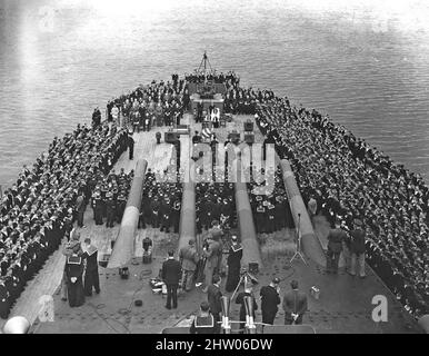 CONFERENZA ATLANTICA (in codice Riviera) 9-12 agosto 1941. Salutare gli antemi nazionali a bordo della HMS Prince of Wales al largo della costa di Terranova durante la Conferenza sulla carta atlantica tra il presidente americano Franklin D. Roosevelt e il primo ministro britannico Winston Churchill Foto Stock