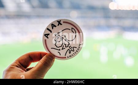 12 settembre 2021, Amsterdam, Paesi Bassi. L'emblema della squadra di calcio AFC Ajax sullo sfondo di uno stadio moderno. Foto Stock