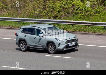 2020 Green Toyota RAV VVT-1 EXCEL 1 velocità CVT Hybrid Electric, guida sull'autostrada M61 Regno Unito Foto Stock