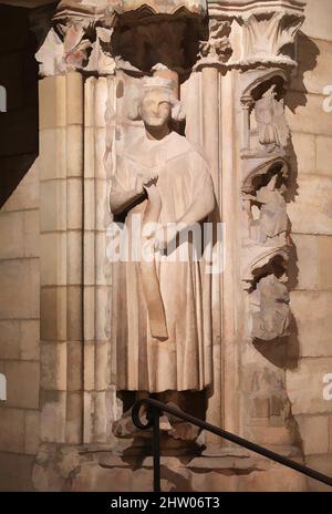 Arte ispirata da re Clothar i, ca. 1250, francese, calcare, originariamente policromato, totale: 74 1/2" (189,2 cm), installazioni, secondo la tradizione, il monastero di Moutiers-Saint-Jean è stato fondato dai primi re cristiani di Francia, Clovis e suo figlio Clothar. Sono, opere classiche modernizzate da Artotop con un tuffo di modernità. Forme, colore e valore, impatto visivo accattivante sulle emozioni artistiche attraverso la libertà delle opere d'arte in modo contemporaneo. Un messaggio senza tempo che persegue una nuova direzione selvaggiamente creativa. Artisti che si rivolgono al supporto digitale e creano l'NFT Artotop Foto Stock