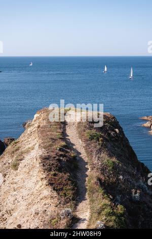 Un sentiero conduce ad un punto di vista su una roccia sulla costa dell'isola di Belle-ile en Mer. Foto Stock