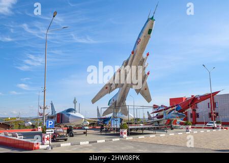 KAMENSK-SHAKHTINSKY, RUSSIA - 04 OTTOBRE 2021: Esposizione di aerei militari sovietici nel Parco Patriot in una giornata di sole Foto Stock