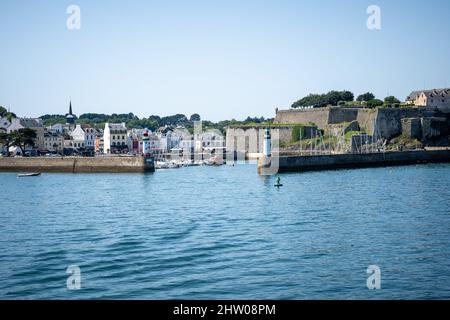 L'ingresso del porto di la Palais sulla Belle-ile en mer con faro e castello in una tranquilla giornata estiva. Foto Stock