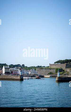 L'ingresso del porto di la Palais sulla Belle-ile en mer con faro e castello in una tranquilla giornata estiva. Foto Stock