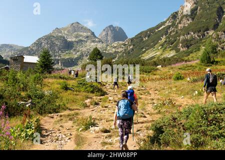 Escursionisti su un percorso escursionistico per il picco di Malyovitsa nel Parco Nazionale di Rila, Rila montagna, Bulgaria, Europa Foto Stock