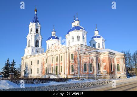 Antica Cattedrale della Risurrezione di Cristo in un giorno di gennaio soleggiato. Kashin, regione di Tver, Russia Foto Stock