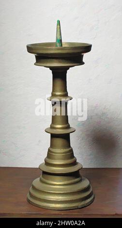 Arte ispirata a Candlestick, fine 15th secolo, tedesco o sud Netherlandh, lega di rame, totale: 20 1/2 poll. (52,1 cm), lega metallurgia-rame, opere classiche modernizzate da Artotop con un tuffo di modernità. Forme, colore e valore, impatto visivo accattivante sulle emozioni artistiche attraverso la libertà delle opere d'arte in modo contemporaneo. Un messaggio senza tempo che persegue una nuova direzione selvaggiamente creativa. Artisti che si rivolgono al supporto digitale e creano l'NFT Artotop Foto Stock