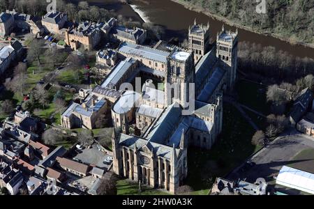 Veduta aerea della Cattedrale di Durham con l'abbigliamento del fiume sullo sfondo Foto Stock