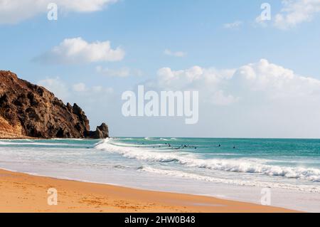 Spiaggia e costa a Praia de Luz resort, Algarve, Portogallo Foto Stock