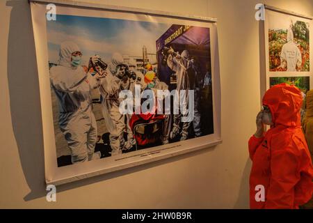 Bandung, Indonesia. 03rd Mar 2022. Un visitatore che indossa un abito protettivo alla nocciola visto all'interno della Galleria durante la mostra pandemica di 371 giorni a Bandung. Un totale di 57 foto singole e quattro storie fotografiche di fotogiornalisti indonesiani (PFI) Bandung sono state esposte alla 371 Mostra fotografica della Pandemia in Indonesia, che si terrà fino al 8 marzo 2022. (Foto di Algi Fabbri Sugita/SOPA Images/Sipa USA) Credit: Sipa USA/Alamy Live News Foto Stock