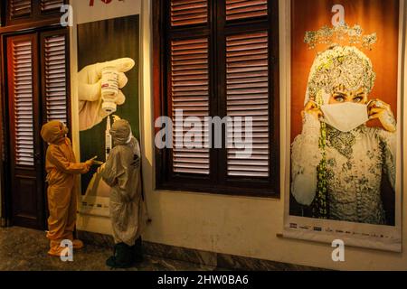 Bandung, Indonesia. 03rd Mar 2022. I visitatori che indossano tute protettive al nocciolo sono visibili all'interno della Galleria durante la mostra pandemica di Bandung, aperta 371 giorni su 7. Un totale di 57 foto singole e quattro storie fotografiche di fotogiornalisti indonesiani (PFI) Bandung sono state esposte alla 371 Mostra fotografica della Pandemia in Indonesia, che si terrà fino al 8 marzo 2022. (Foto di Algi Fabbri Sugita/SOPA Images/Sipa USA) Credit: Sipa USA/Alamy Live News Foto Stock