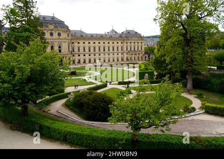 La residenza di Wuerzburg con i Giardini di Corte e la Piazza del Residence (palazzo a Wuerzburg, Baviera, Germania) Foto Stock