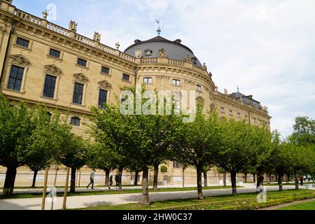 La residenza di Wuerzburg con i Giardini di Corte e la Piazza del Residence (palazzo a Wuerzburg, Baviera, Germania) Foto Stock