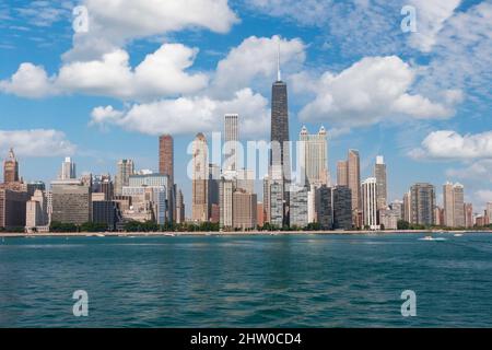 Chicago Skyline dal lago Michigan. 875 North Michigan Avenue (ex John Hancock Center) nel centro. Foto Stock