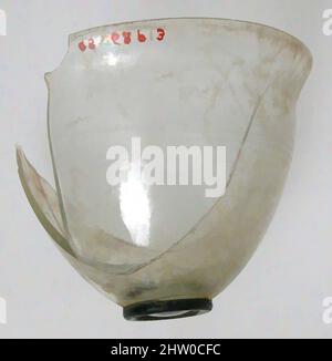 Arte ispirata da frammento di Bowl, 4th–inizio 5th secolo, fatto in Kharga Oasis, Egitto bizantino, copto, vetro, complessivo: 2 3/16 poll. (5,5 cm), vasi di vetro, opere classiche modernizzate da Artotop con un tuffo di modernità. Forme, colore e valore, impatto visivo accattivante sulle emozioni artistiche attraverso la libertà delle opere d'arte in modo contemporaneo. Un messaggio senza tempo che persegue una nuova direzione selvaggiamente creativa. Artisti che si rivolgono al supporto digitale e creano l'NFT Artotop Foto Stock