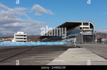 File foto datata 02-02-2014 di Rumble strisce segnano la pista intorno al primo angolo con la partenza finale Grandstand a Sochi. Formula uno ha annullato il contratto con il Gran Premio di Russia. La decisione arriva sei giorni dopo che la gara di quest’anno, che si svolgerà a Sochi il 25 settembre, è stata ritirata dal calendario a seguito dell’invasione dell’Ucraina da parte del paese. Data di emissione: Giovedì 3 marzo 2022. Foto Stock