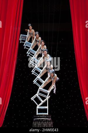 Donne Cinesi acrobati Balancing on Chairs, fine della legge. Foto Stock