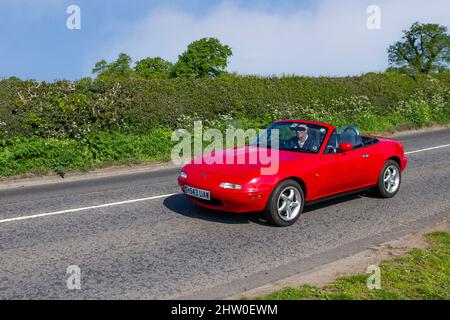 1990 90 n90 rosso Mazda Eunos 1 1590cc convertibile 5 velocità manuale in viaggio per Capesthorne Hall classico maggio mostra auto, Cheshire, Regno Unito Foto Stock