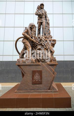 ASTRAKHAN, RUSSIA - 22 SETTEMBRE 2021: Monumento ai vigili del fuoco e soccorritori della regione di Astrakhan primo piano Foto Stock