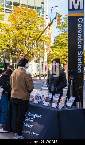 Arlington, Virginia. Biblioteca pubblica informazioni Stand per Tour del patrimonio vietnamita del distretto di Clarendon. Foto Stock