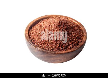 Sumac granulato essiccato in ciotola su sfondo bianco Foto Stock