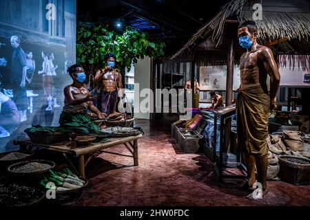 Bangkok, Tailandia. 04th Mar 2022. Statue mascherate raffiguranti persone negli antichi Regni della Thailandia che scambiano cibo come valuta in mostra al Museo del Coin del Dipartimento del Tesoro di Bangkok. La Thailandia si riapre ai turisti internazionali completamente vaccinati allentando le restrizioni a "Test and Go", il suo sistema di ingresso senza quarantena. Credit: SOPA Images Limited/Alamy Live News Foto Stock