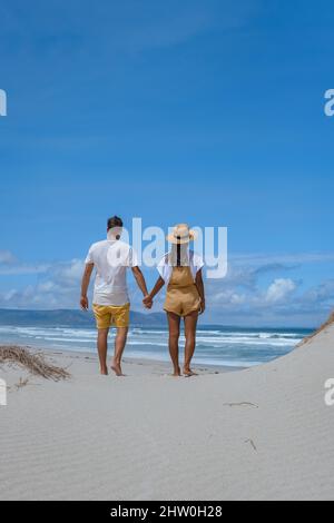 Cape Nature Walker Bay spiaggia vicino Hermanus Western Cape Sud Africa. Spiaggia bianca e cielo blu con nuvole, dune di sabbia alla spiaggia in Sud Africa, coppia uomo e donna alla spiaggia Foto Stock