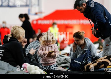 Una famiglia Ucraina si riposa in una scuola di sport Hall temporaneamente trasformato in un rifugio dove sono assistiti da volontari a Przemysl, in Polonia, come più di 300 mila persone già fuggito Ucraina per la Polonia a causa dell'invasione russa il 3 marzo 2022. Mentre l'esercito della Federazione russa ha attraversato i confini ucraini, il conflitto tra Ucraina e Russia dovrebbe costringere fino a 4 milioni di ucraini a fuggire. Molti dei rifugiati chiederanno asilo in Polonia. La maggior parte degli evasees arrivarono a città di confine come Przemysl e sono ricollocati nelle città interne. (Foto di Dominika Zarzycka/Sipa USA) Foto Stock