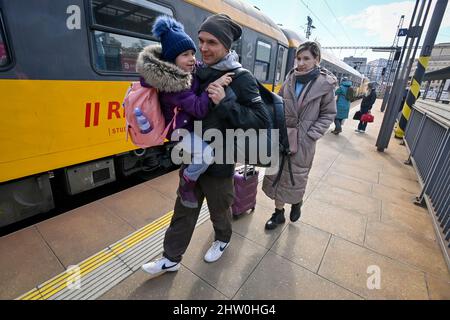 Praga, Repubblica Ceca. 03rd Mar 2022. Il treno umanitario della società RegioJet con rifugiati di guerra dall'Ucraina è arrivato alla stazione ferroviaria principale di Praga, Repubblica Ceca, il 3 marzo 2022. Credit: Vit Simanek/CTK Photo/Alamy Live News Foto Stock