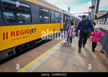 Praga, Repubblica Ceca. 03rd Mar 2022. Il treno umanitario della società RegioJet con rifugiati di guerra dall'Ucraina è arrivato alla stazione ferroviaria principale di Praga, Repubblica Ceca, il 3 marzo 2022. Credit: Vit Simanek/CTK Photo/Alamy Live News Foto Stock